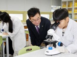 윤건영 충북교육감, 서경초에 초등 학력도약 이음교실 격려차 방문 기사 이미지