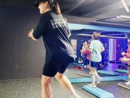 '스텝박스'로 건강 수명 늘린다... 시니어 전문 이주원 강사 Jenna가 전하는 '활력 인생' 비결 기사 이미지